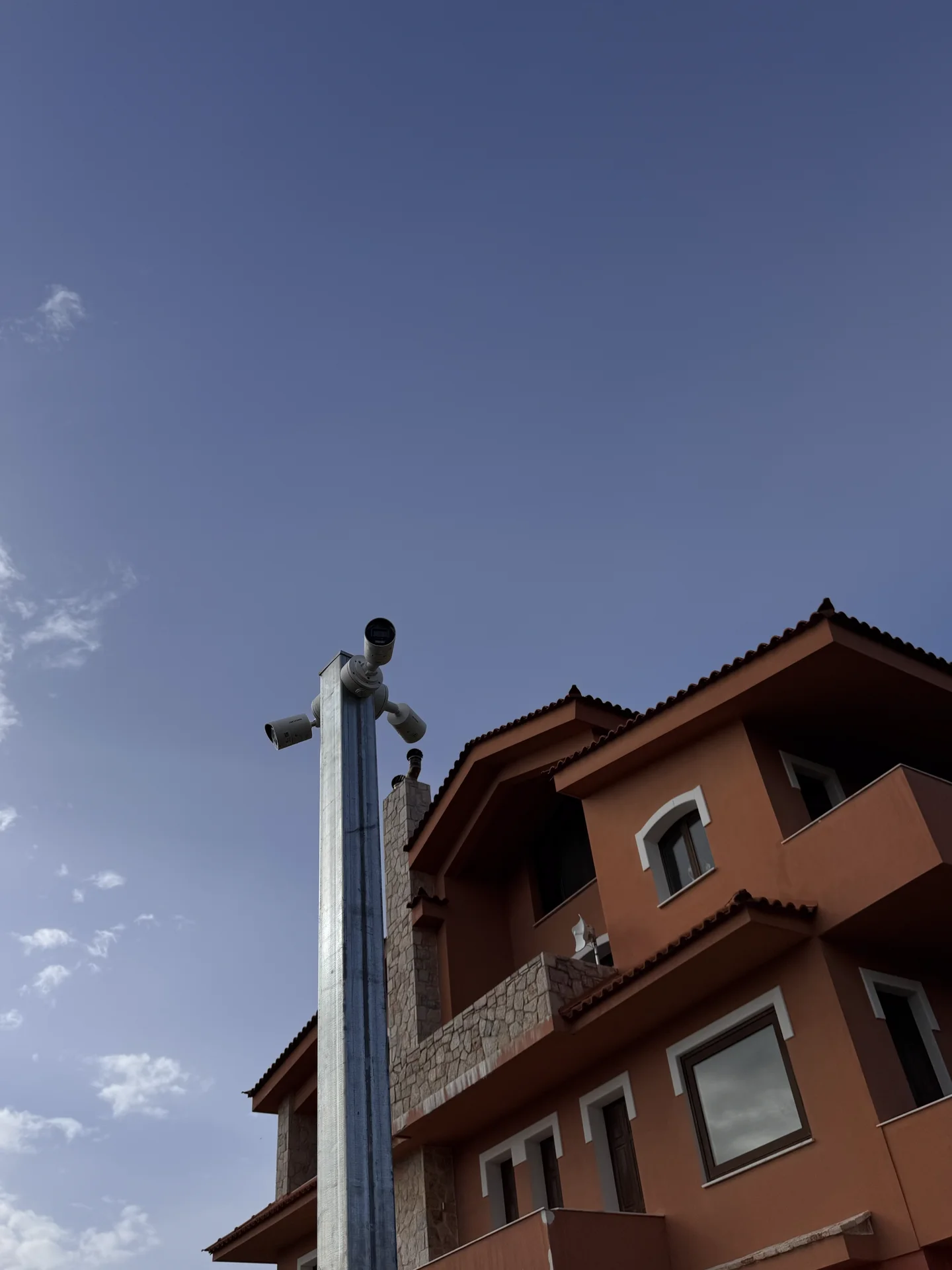 Βίλα με Περιμετρικό CCTV - Εγκατάσταση κολόνας για κάμερες περιμέτρου
